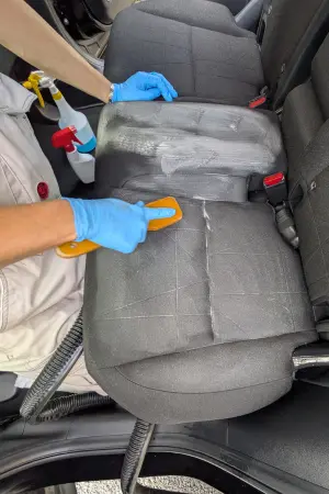 奥から汚れを掻き出し消臭、除菌、出張クリーニング