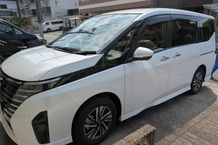 日産セレナの車内嘔吐クリーニング施工事例。足立区の専門店による出張清掃。