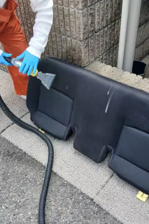 トヨタ・ハリアーの車内嘔吐クリーニング。シートを取り外し、高級SUVの内装を傷めず隅々まで清掃する様子。