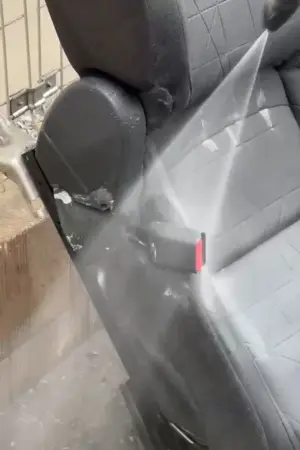 嘔吐の汚れ臭いと高圧洗浄機で除去します